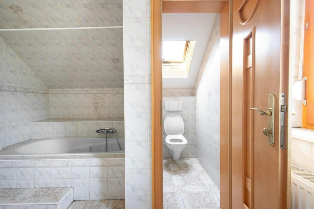 4-bedroom House & Large Garden Ferienhaus