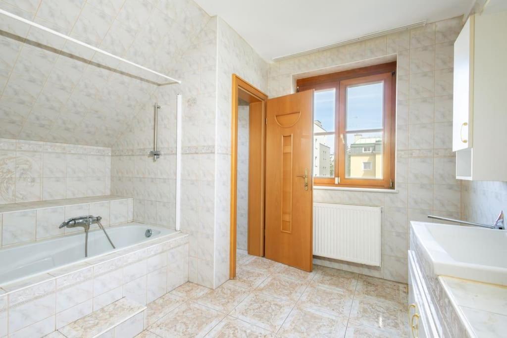 4-bedroom House & Large Garden Ferienhaus