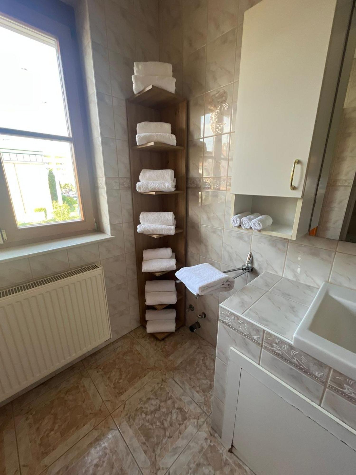 4-bedroom House & Large Garden * Vienne